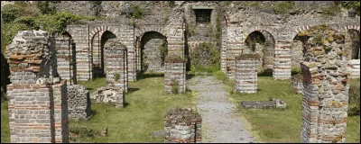Quelle est cette petite ville de 3 200 habitants, située entre Valenciennes et Maubeuge, connue pour les vestiges de son forum antique ?