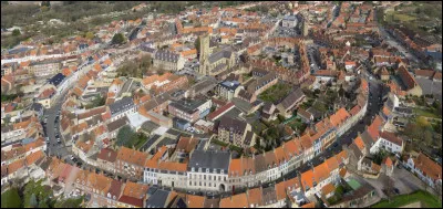 Quelle est cette petite ville de 3 500 habitants, située à 10 km au sud de Dunkerque, fortifiée par Vauban ?