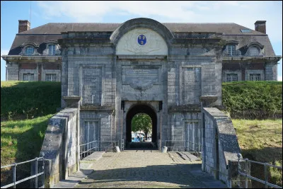 Quelle est cette ville de 29 000 habitants située dans la vallée de la Sambre ?