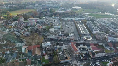 Quelle est cette ville de 20 000 habitants, située sur les rives de l'Escaut, ancienne ville minière et capitale de l'acier jusqu'à la fermeture des hauts-fourneaux en 1980 ?