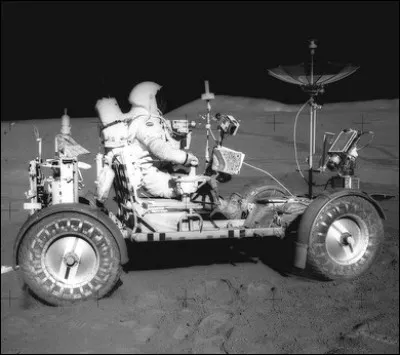 Un astronaute sur la Lune lâche un robot qui tombe en ligne droite (rectiligne) vers le sol. La force de pesanteur sur la Lune est environ 1/6 de celle sur Terre. 
Si le robot a une masse de 7 kg, quelle est la force de pesanteur qui s'exerce sur lui ?