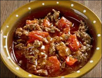 Quel plat traditionnel du Pays basque, composé de viande de buf ou de veau émincée, de piments, de poivrons et d'oignons, est très apprécié des amateurs de mets relevés ?