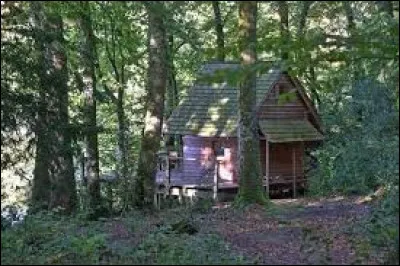 Quelle est la forêt qui est surnommée "la petite Suisse bretonne" ?