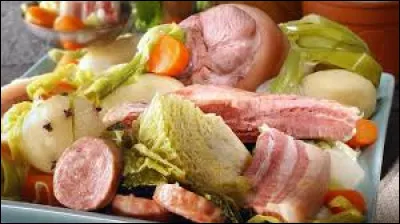 Chou, lard maigre, jarret de porc et saucisses... Quel ingrédient manque-t-il dans la liste des ingrédients incontournables et traditionnels de la potée auvergnate ?
