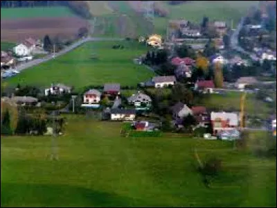 Je vous emmène à présent à la frontière suisse, à Juvigny. Village de l'arrondissement de Saint-Julien-en-Genevois, il se situe dans le département ...
