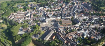 Quelle est cette petite ville de 4 800 habitants du sud-est du département, qui a gardé intacts ses remparts du XVIIe siècle ?