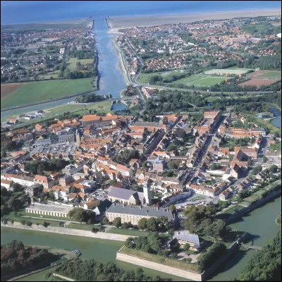 Quelle est cette ville de 11 200 habitants, ancienne place fortifiée située à l'embouchure de l'Aa, connue aujourd'hui pour sa grande centrale nucléaire ?