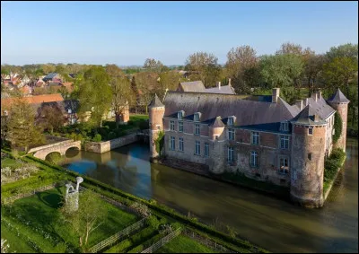 Quel est ce village, situé dans le nord du département, traversé par l'Yser, connu pour son château des XIIIe-XVIIe siècles et pour son label "village du livre" ?