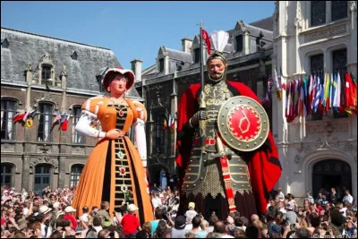 Dans quelle ville du département peut-on assister chaque année aux fêtes de Gayant où, début juillet, les géants parcourent la ville pendant trois jours ?