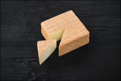 Quel est ce fromage à la saveur prononcée, emblématique de la région, fabriqué dans l'Avesnois ?