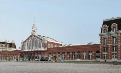 Quelle est cette ville de 99 000 habitants, ancien grand centre d'industrie textile, située dans le nord de la métropole lilloise, à la limite de la Belgique ?