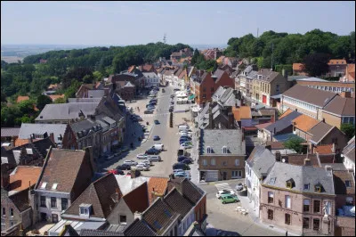 Quelle est cette petite ville de 2 200 habitants, située à 176 mètres d'altitude sur une butte-témoin qui domine la plaine des Flandres maritimes ?