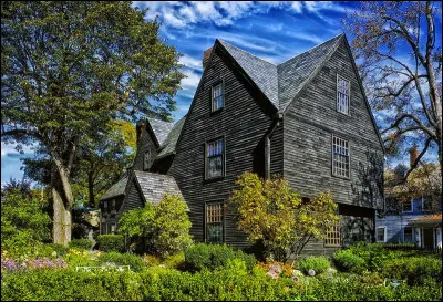 Dans quel État se trouve la ville de Salem, célèbre pour ses procès de sorcières ?