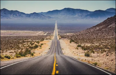 Comment se nomme la route très célèbre qui mesure 3 940 km, qui traverse 8 états et passe par 3 fuseaux horaires ?