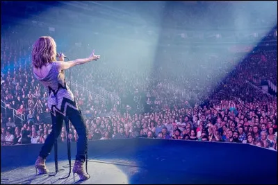 Qui interprète "That's The Way It Is" sorti en novembre ?