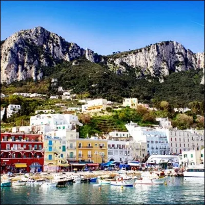 Quelle liqueur est produite entre autre en Sicile, où elle serait née, et à Capri ?