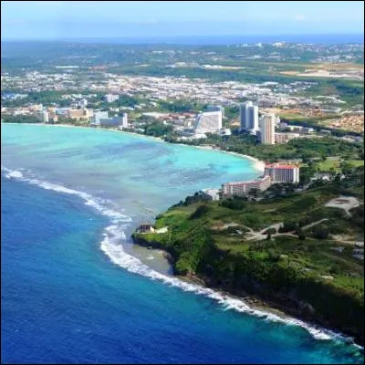 Quelle fosse océanique, dune profondeur denviron 11000 mètres, se trouve proche de lîle de Guam ?