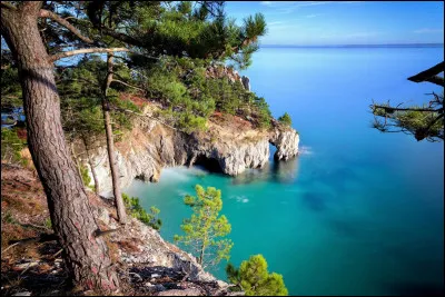 Quelle presqu'île est située entre la rade de Brest et la baie de Douarnenez ?