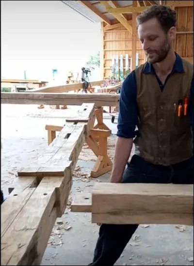 Voici un assemblage tenon mortaise pour une charpente célèbre. C'est une partie du toit de...