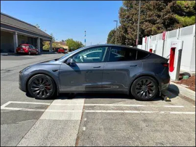 C'est sûrement devant ce numéro qu'elle est garée !