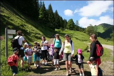 Holà ! Holà ! Holà ! Ne partez pas, il n'est pas encore l'heure de nous...