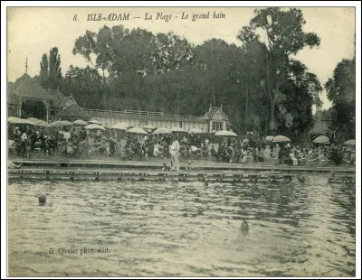 La plage de l'Isle-Adam est très à la mode en 1910 grâce à la mise en place de cabines de style deauvillois par un certain Monsieur Supplice, devenu maire également. 
Qui inaugure le 27 août 1949, le grand bassin qui accueillera les compétitions nautiques ?