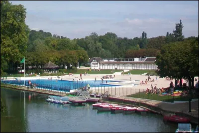 La plage de l'Isle-Adam est tr&egrave;s &agrave; la mode en 1910 gr&acirc;ce &agrave; la mise en place de cabines de style deauvillois par un certain Monsieur Supplice, devenu maire &eacute;galement. Qui inaugure le 27 ao&ucirc;t 1949, le grand bassin qui accueillera les comp&eacute;titions nautiques ?