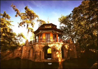 (1778) Monsieur Bergeret, fermier général sous Louis XIV a voulu décorer le parc de son château de Cassan avec des "fabriques". 
Quelle est cette "fabrique" façonnée par un certain Fragonard pour son ami Bergeret et que l'on peut encore admirer de nos jours ?