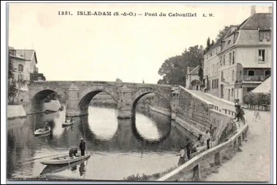 À deux pas de la roseraie Jules Dupré se dresse le Pont du Cabouillet (XVIe siècle), classé monument historique depuis 1936. 
Quelle tradition avait lieu dans le bras de l'Oise dit du "Cabouillet " ?