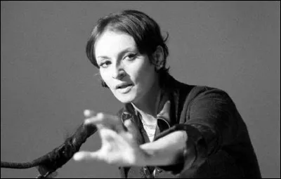 Qui chante la chanson "Sid'amour à mort", qui contient ce texte : "Si s'aimer d'amour / C'est mourir d'aimer / Sont mourus d'amour / Seuls et sidannés / Les damnés d'amour / À vouloir s'aimer / Ils sont morts d'amour / Sid'assassinés" ?