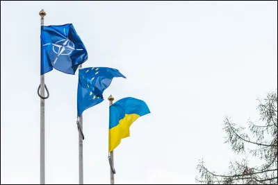 LUE a signé un accord commercial avec la Russie sous Trump. 
Trump a menacé de sortir les États-Unis de lOTAN.