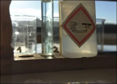 Pourquoi la soude est-elle utilisée pour identifier certains ions positifs ?