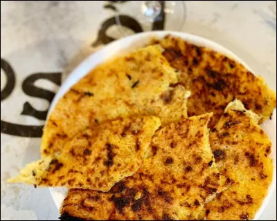 La socca est une spécialité marseillaise.