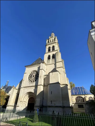 De style renaissance, elle a fêté ses 500 ans en 1999 : l'église Saint-Martin. Elle subira en 1661 un incendie, mais sera rapidement remise en état grâce au prince Armand de Bourbon-Conti. 
En quelle année a-t-elle été classée monument historique ?