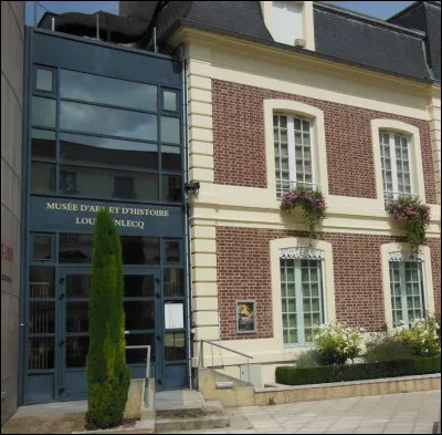 On peut y admirer des collections en lien avec l'histoire de la ville mais aussi des expositions temporaires au Centre d'Art Jacques-Henri Lartigue. Cet ancien hôtel particulier du XVIIIe siècle abrite également le musée d'art et d'histoire Louis-Senlecq. 
Quel est ce label qui lui a été reconnu en 2002 ?