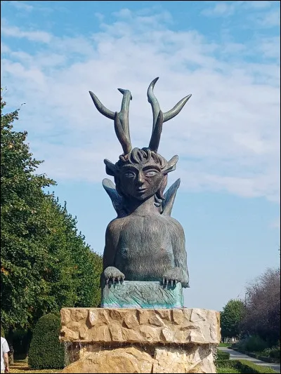 Au gré de notre balade adamoise, trois statues s'offrent aux regards : la sirène Evila, "Les premiers pas de danse" et la troisième "Siaram". 
Qui est cet artiste ayant sculpté cette créature mythique qui incarne les symboles de la ville, l'eau, l'air et la forêt ?