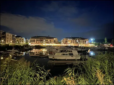 Bienvenue à la marina de l'Isle-Adam : 139 anneaux, des commerces, des logements et un bassin de 21 000 m² relié à l'Oise par une petite écluse. Inauguré en juin 2022, ce tout jeune port fluvial de plaisance figure à quelle place en Île-de-France ?