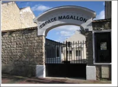 L'ancien cinéma "Le Sélect" situé rue Bergeret est devenu une salle d'exposition. Il a été racheté par la municipalité en 1989 et baptisé Pavillon Magallon. Mais qui était Magallon ?