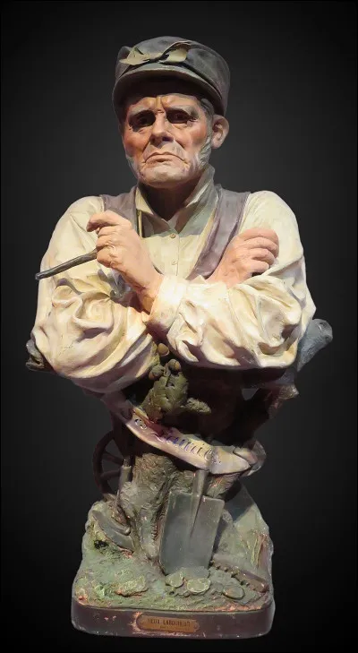 On est au XIXe, les manufactures de terres cuites décoratives de l'Isle-Adam sont très recherchées. C'est un sculpteur français qui en fait la renommée en produisant des sujets populaires que l'on peut découvrir au musée d'art et d'histoire Louis-Senlecq. 
Qui est cet artiste qui a marqué ce passé industriel de la ville par son talent et ses uvres très kitsch ?