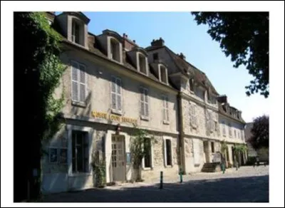 C'est le plus ancien patrimoine de l'Isle-Adam. Cet édifice date de 1660, il était destiné à l'enseignement et une école gratuite pour les enfants a vu le jour sur les ordres du prince de Conti. 
Quel est ce bâtiment historique qui va être réhabilité en Maison des Arts ?