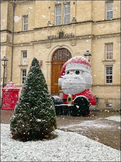 Pratiquée depuis sa jeunesse, la photo a été sa passion. Mais, c'est également en tant qu'artiste-peintre qu'il se fera connaître. Fidèle envers ses amis adamois, il fera don à la ville de plus de 300 peintures. 
Qui est cet artiste ?