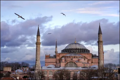 Sainte-Sophie est une ancienne mosquée devenue église.