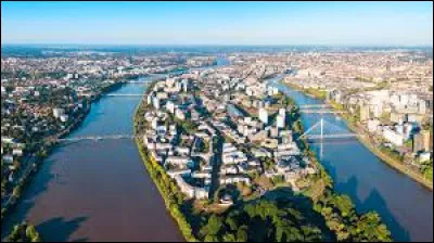 Quelle ville française est surnommée la "Cité des ducs" ?