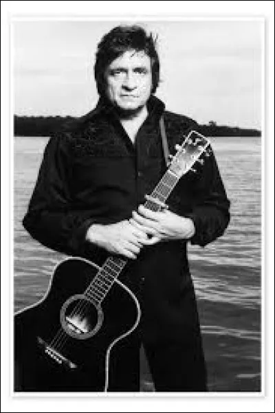 Quel chanteur américain a pour surnom "L'Homme en Noir" ?