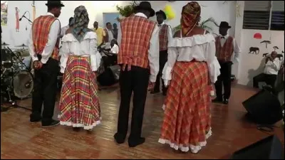 Combien de couples dansent généralement dans un quadrille traditionnel ?