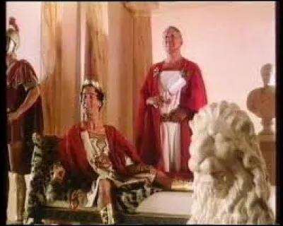 Pour quel nettoyant ménager Jean-Marie Proslier incarnait-il le personnage de "Solcarlus" qui serait jeté aux lions par César si ses sols carrelés nétaient pas beaux ?