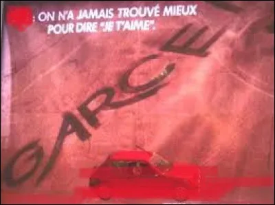 Une scène entre un homme et une femme : elle part en avion. Lui, traçait un message sur le sable du désert en dérapant au volant de sa voiture pour quelle le lise vu du ciel. 
Mais avec quelle voiture ?