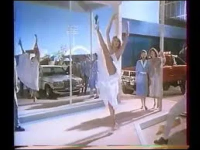 " Moi je suis fraîche et ça se voit " disait cette femme après avoir mis son déodorant. 
De quelle marque de cosmétique parlait-elle ?