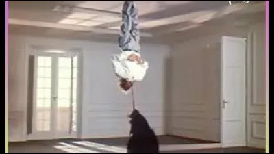 Quelle était cette colle dont un homme prouvait l'efficacité en étant pendu les pieds collés au plafond ?