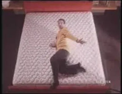 Quel était ce matelas qui rendait le réveil en beauté et si joyeux de cet homme qui marchait au plafond et traversait le mur de sa chambre tout en chantant un extrait de "Chantons sous la pluie" ?